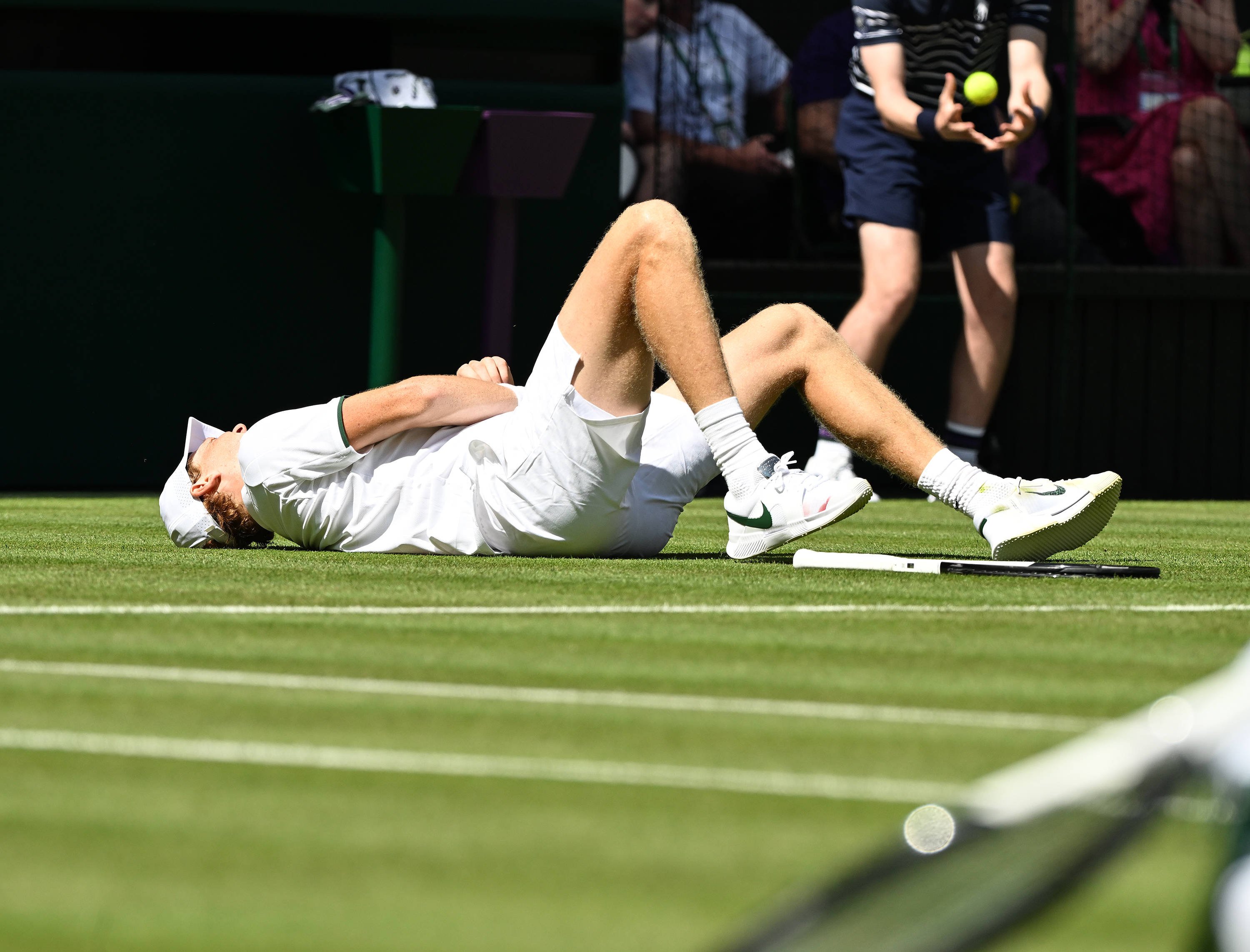 Ziua răniților, la Wimbledon: Sinner a sângerat pe Terenul Central. Alte două accidentări neverosimile