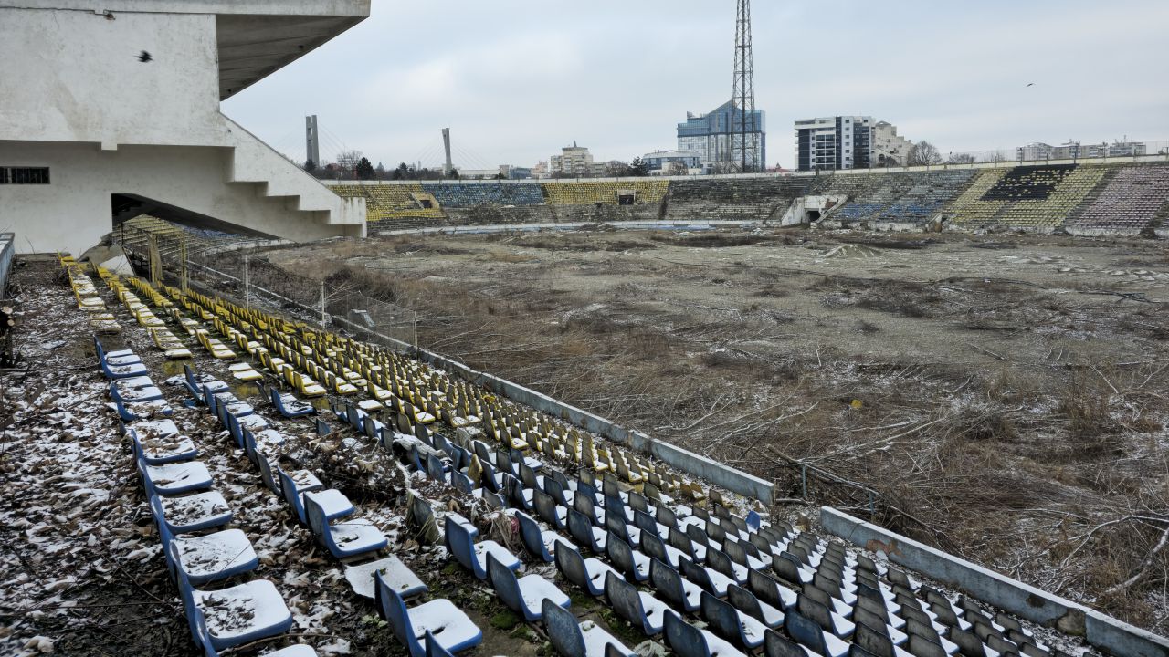 „Of, ce chin și jale!” Stadionul de 120 de milioane de euro din România rămâne „o ruină antică”