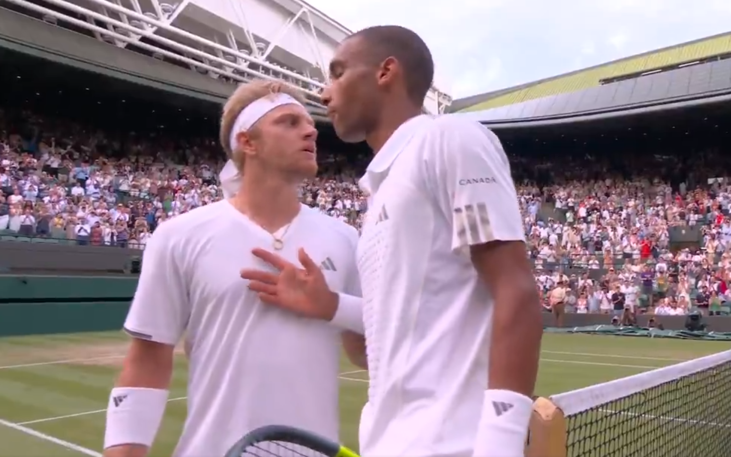 La un pas de bătaie, la fileu, pe Terenul 1, la Wimbledon, după un meci de 4 ore și 26 de minute