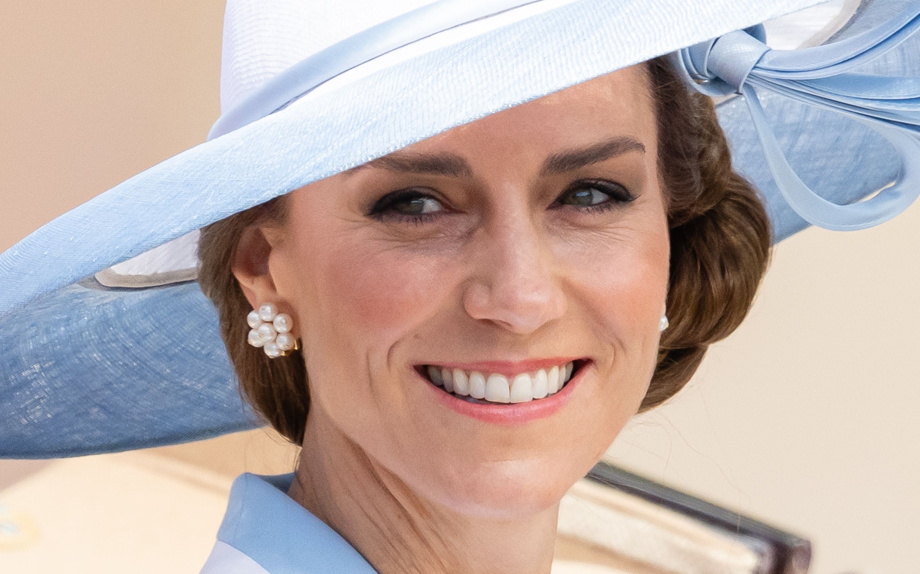 Kate Middleton, apariție de senzație în pantaloni scurți, roșii. Cum arată prințesa în tricou și cu șapcă pe cap