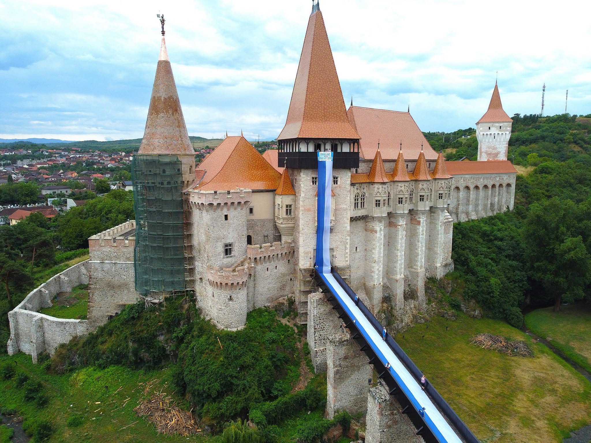 Gest IMENS al suporterilor Corvinului! Cum arată acum Castelul Huniazilor, înaintea prezentării oficiale a lotului