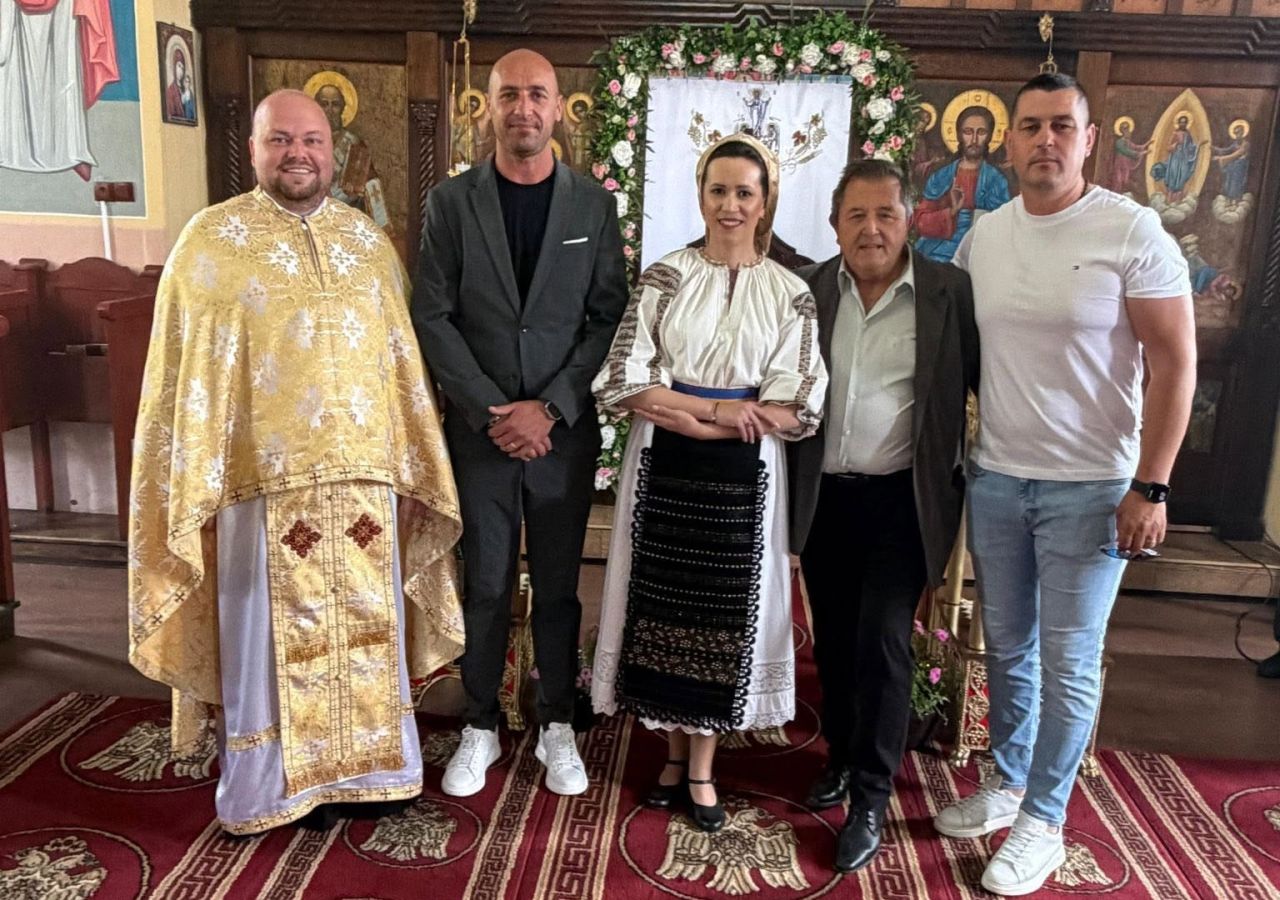 Gabriel Mureșan în costum oficial, primar al comunei Apold, cu logo CFR Cluj pe fundal, în timpul unei conferințe de presă. | sursa foto: Sport.ro Gabriel Mureșan în costum oficial, primar al comunei Apold, cu logo CFR Cluj pe fundal, în timpul unei conferințe de presă. | sursa foto: Sport.ro