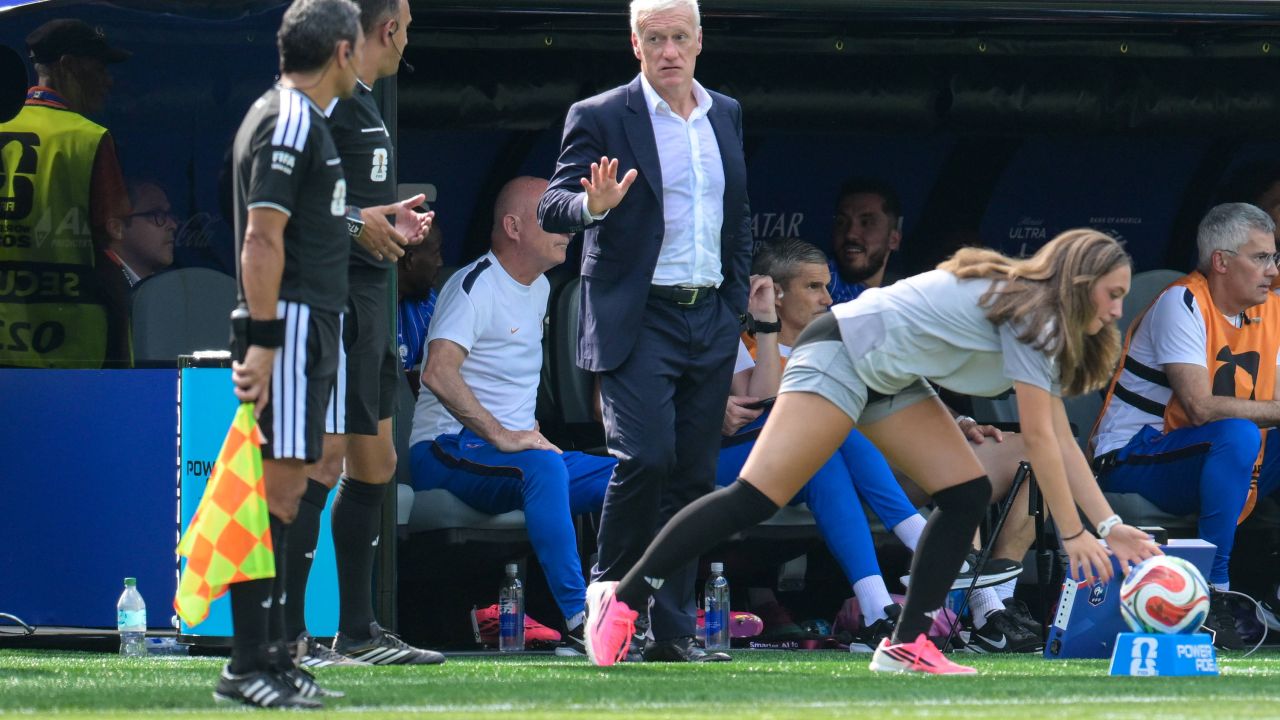Didier Deschamps a intrat în istoria fotbalului din primul minut la meciul cu Maroc