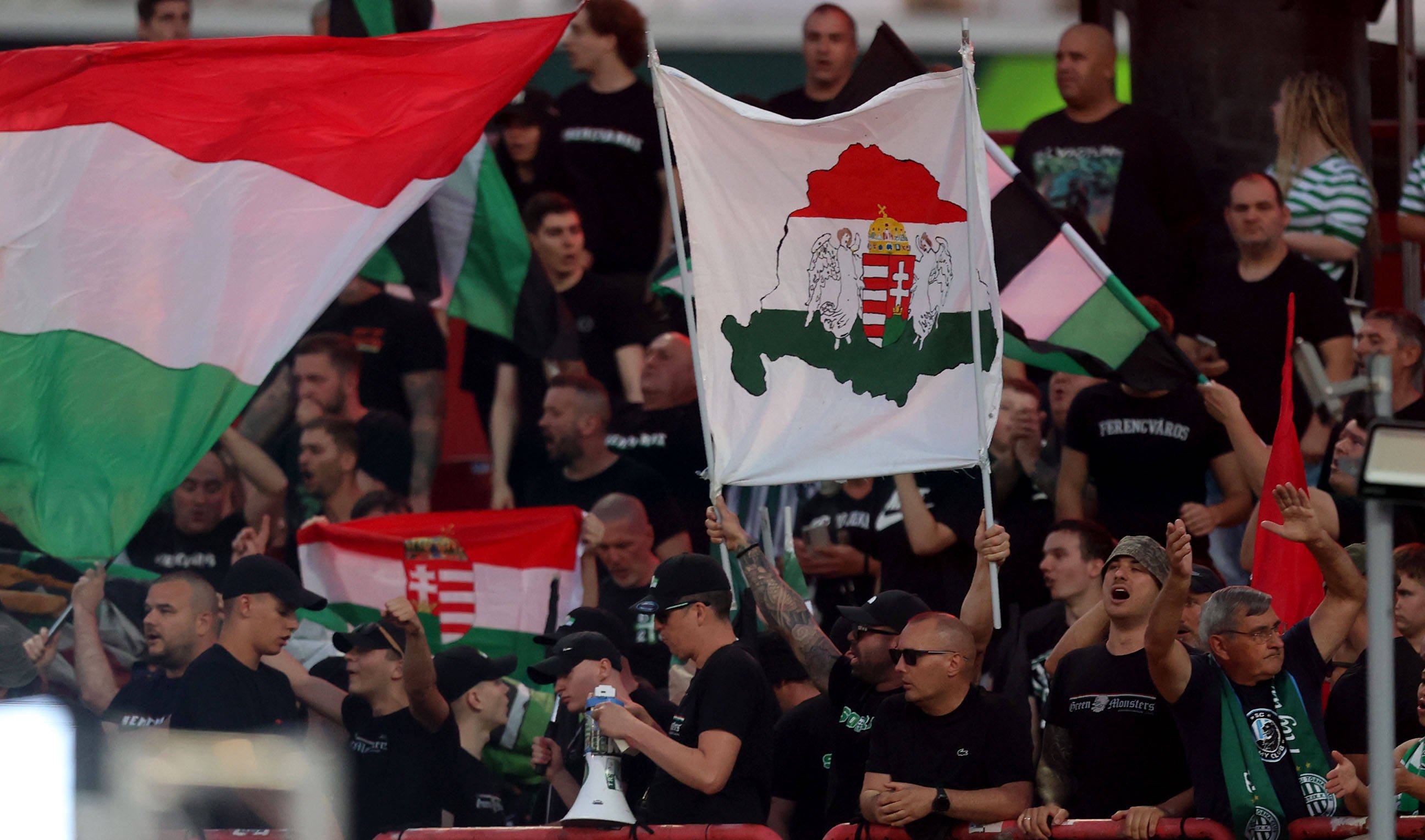 Scandal cu răniți în Serbia: Suporterii maghiari au declanșat haosul la meciul din Europa League