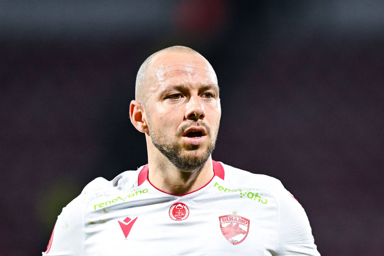 Patrick Olsen în tricoul AC Horsens pe teren, pregătindu-se pentru meci, după perioada dificilă la Dinamo și AC Horsens. | sursa foto: Sport.ro Patrick Olsen în tricoul AC Horsens pe teren, pregătindu-se pentru meci, după perioada dificilă la Dinamo și AC Horsens. | sursa foto: Sport.ro