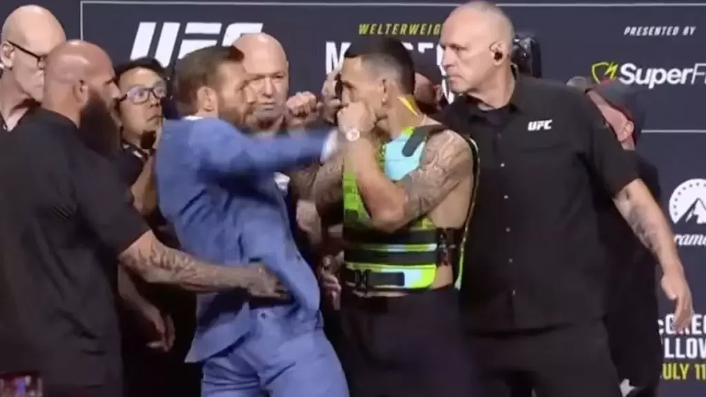 Conor McGregor și Max Holloway, la un pas de bătaie, înainte de meciul anului din UFC! VOYO, duminică de la 4:00