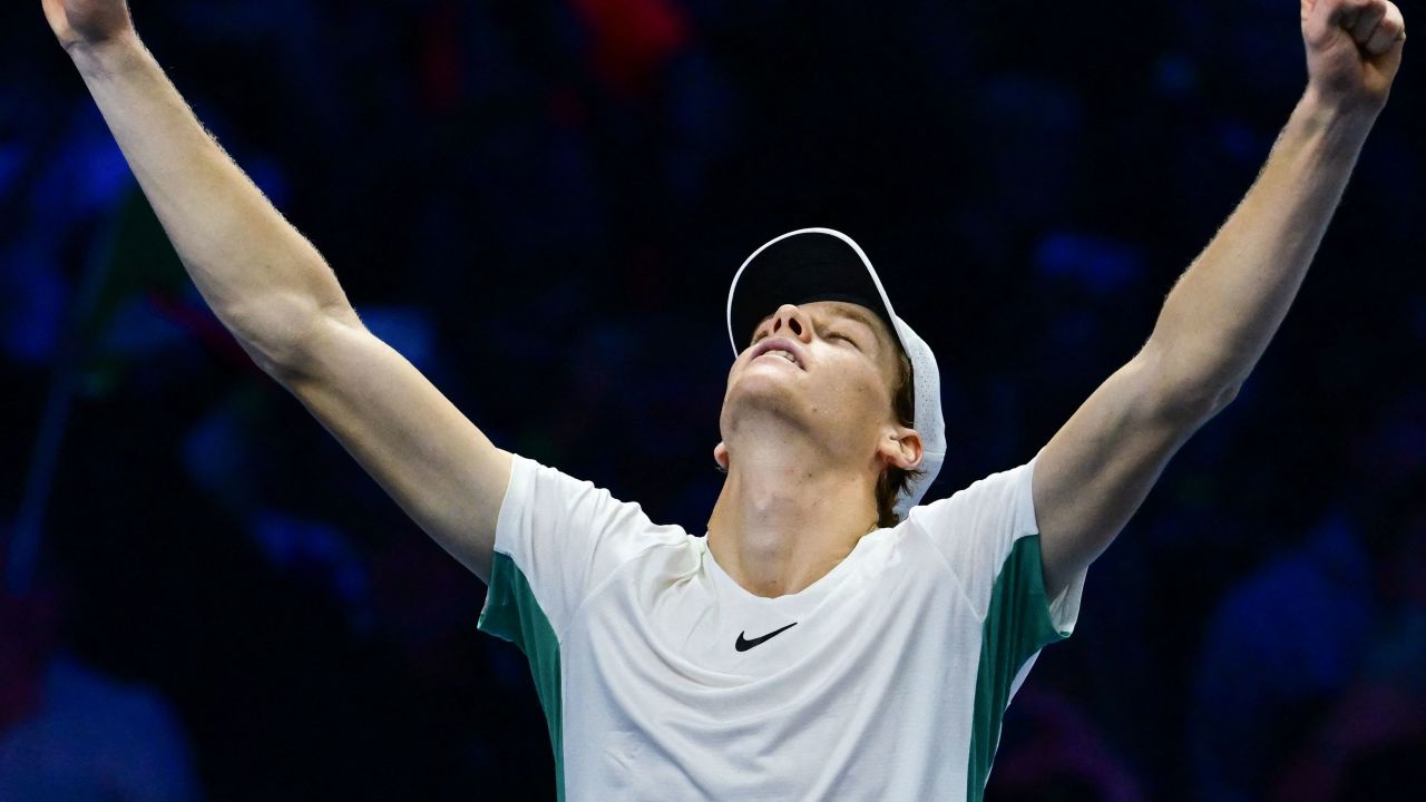 Sinner l-a învins pe Novak Djokovic în semifinalele de la Wimbledon! Cu cine va juca finala