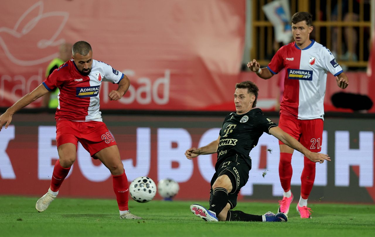 Marius Corbu în tricoul Ferencvaros în duel cu jucători Qarabag FK în meci Europa League cu stranieri români Europa League | sursa foto: Sport.ro Marius Corbu în tricoul Ferencvaros în duel cu jucători Qarabag FK în meci Europa League cu stranieri români Europa League | sursa foto: Sport.ro