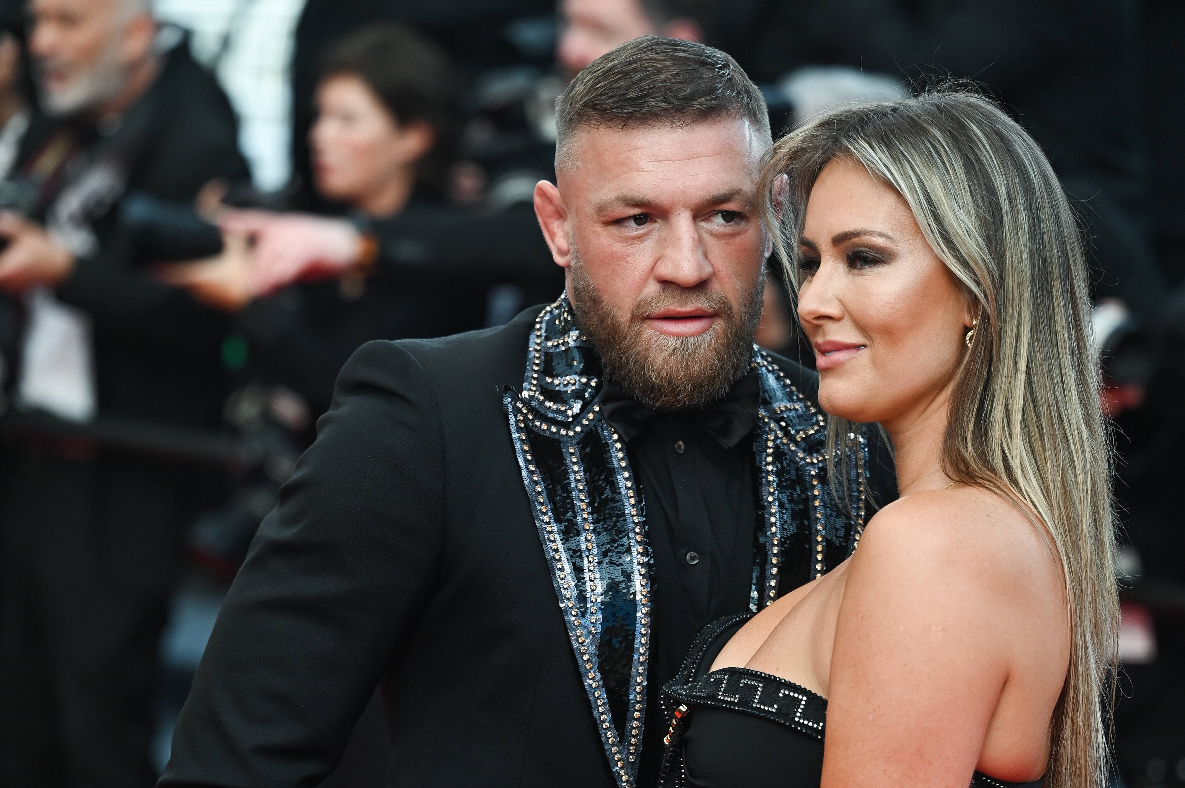 Femeia din spatele lui Conor McGregor care i-a fost alături chiar și după acuzațiile de viol! Irlandezul revine în ring în această noapte, pe VOYO