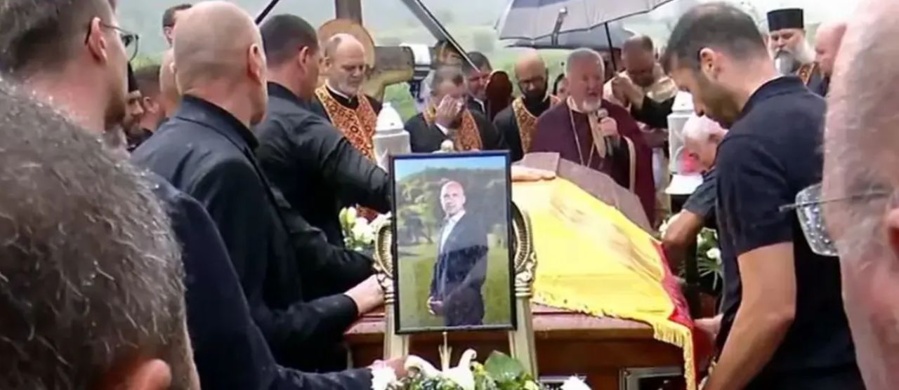 Sicriul lui Gabi Mureșan înmormântat în Apold, înconjurat de familie, coroane și preoți la ceremonia funerară solemnă, carieră fotbalistică remarcabilă. | sursa foto: Sport.ro Sicriul lui Gabi Mureșan înmormântat în Apold, înconjurat de familie, coroane și preoți la ceremonia funerară solemnă, carieră fotbalistică remarcabilă. | sursa foto: Sport.ro
