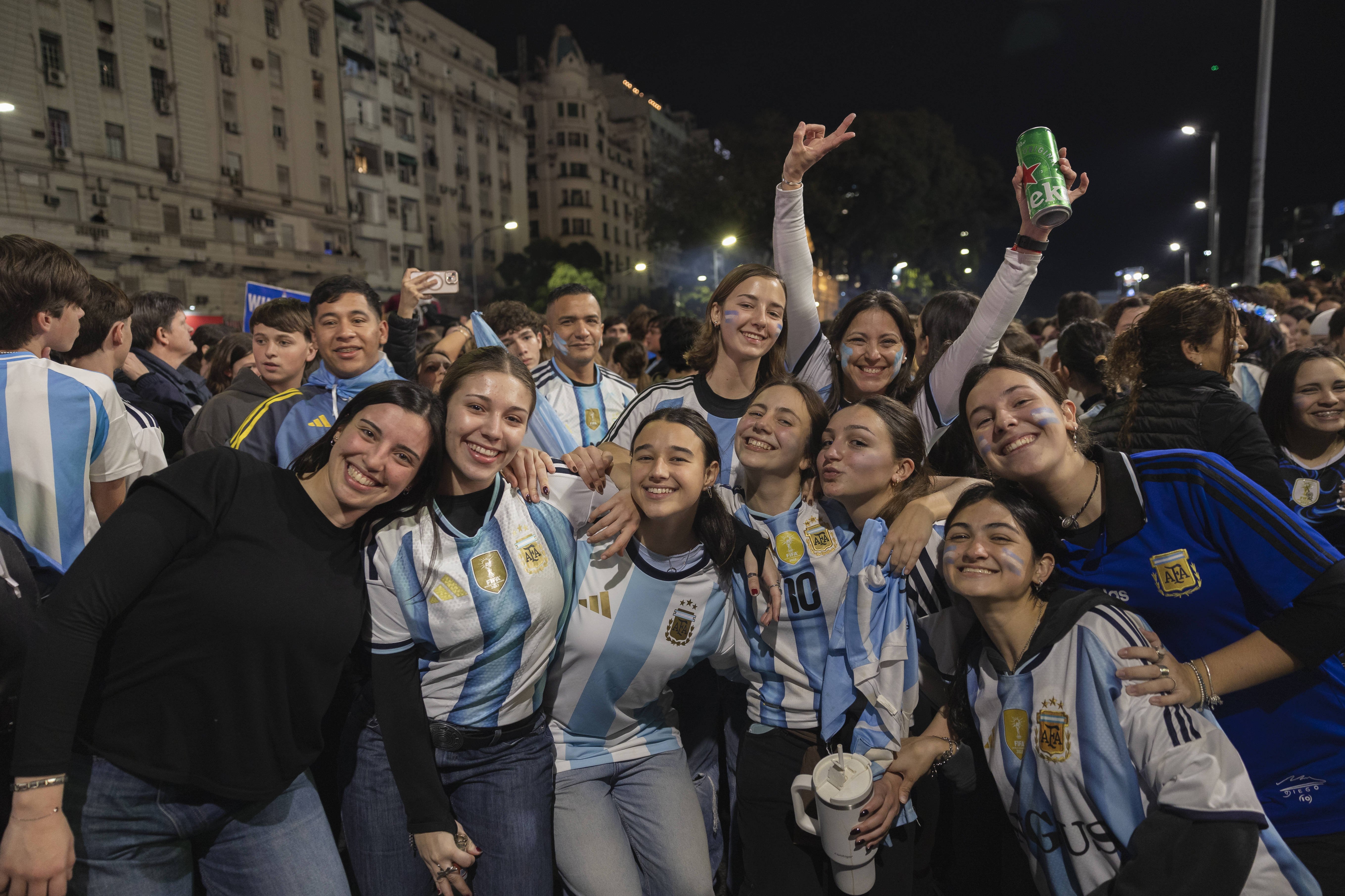 Zeci de mii de suporteri argentinieni au sărbătorit la Buenos Aires calificarea echipei lor în finala Cupei Mondiale