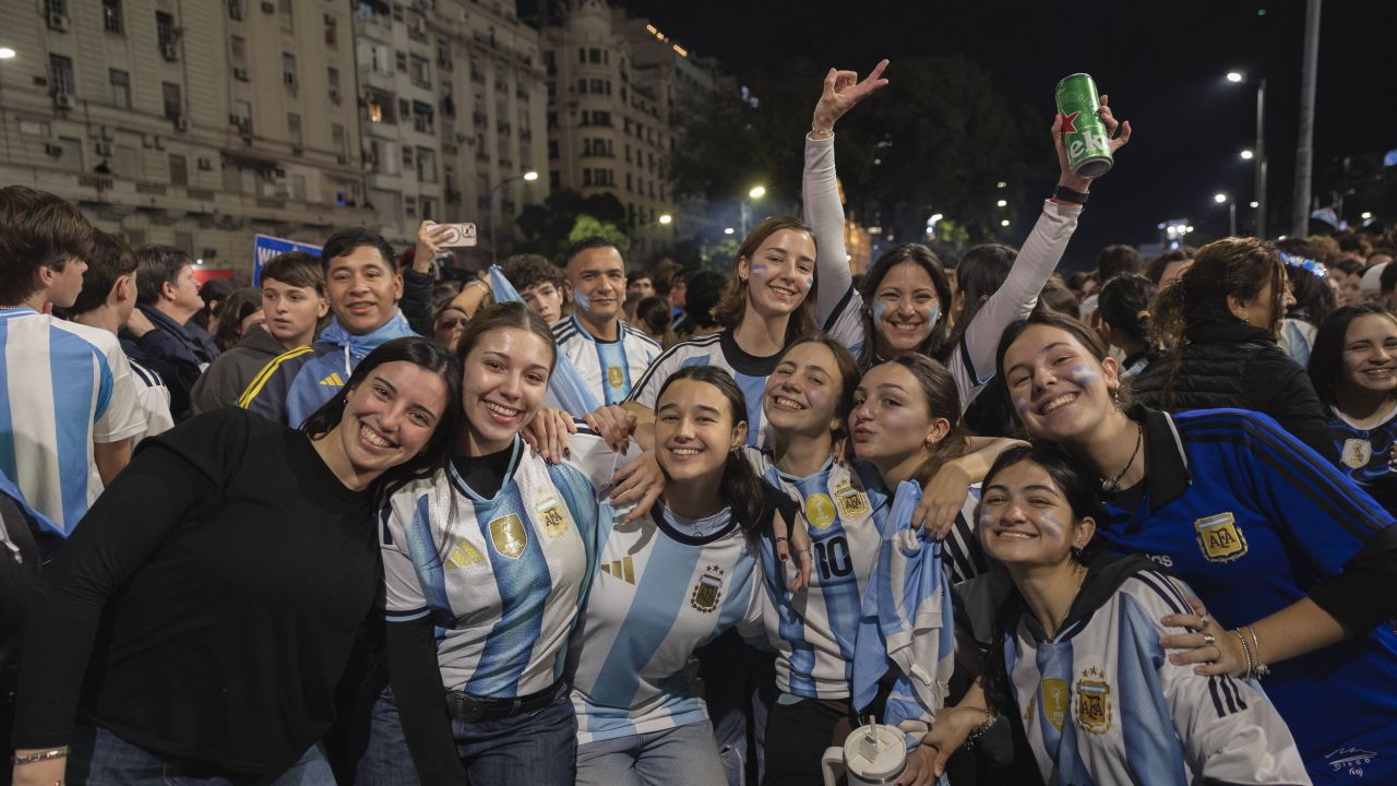 Zeci de mii de suporteri argentinieni au sărbătorit la Buenos Aires calificarea echipei lor în finala Cupei Mondiale