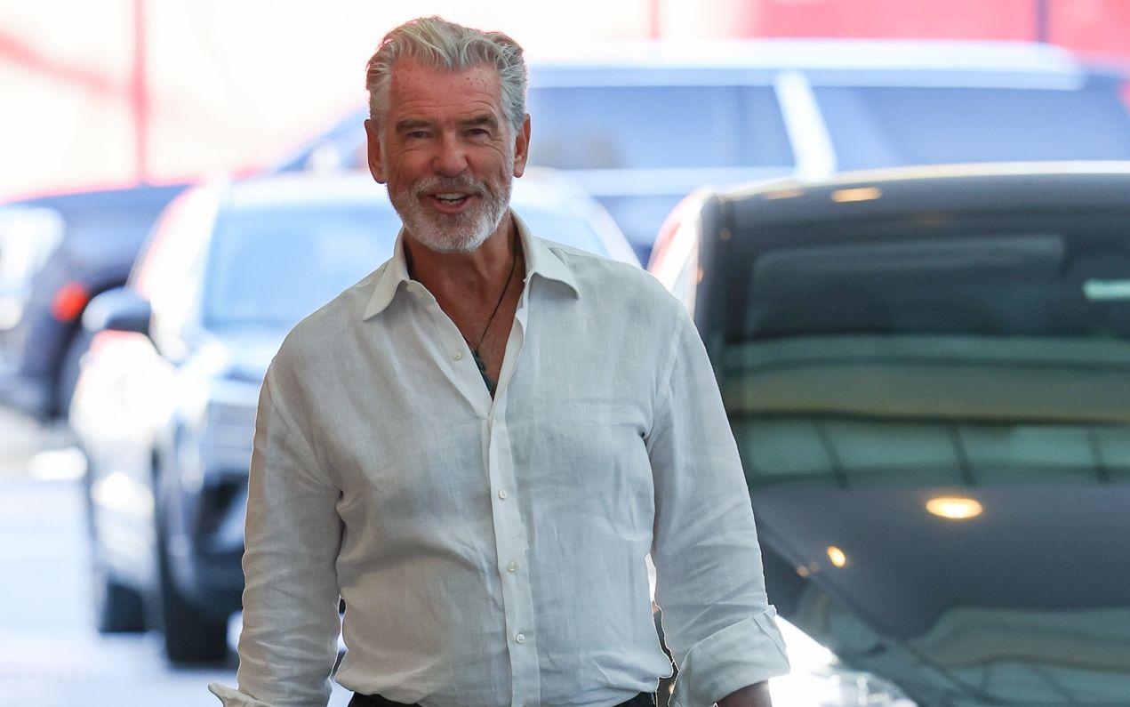 Pierce Brosnan, apariție cuceritoare la 73 de ani! Ce frumoasă e soția lui, cu zece ani mai tânără decât el