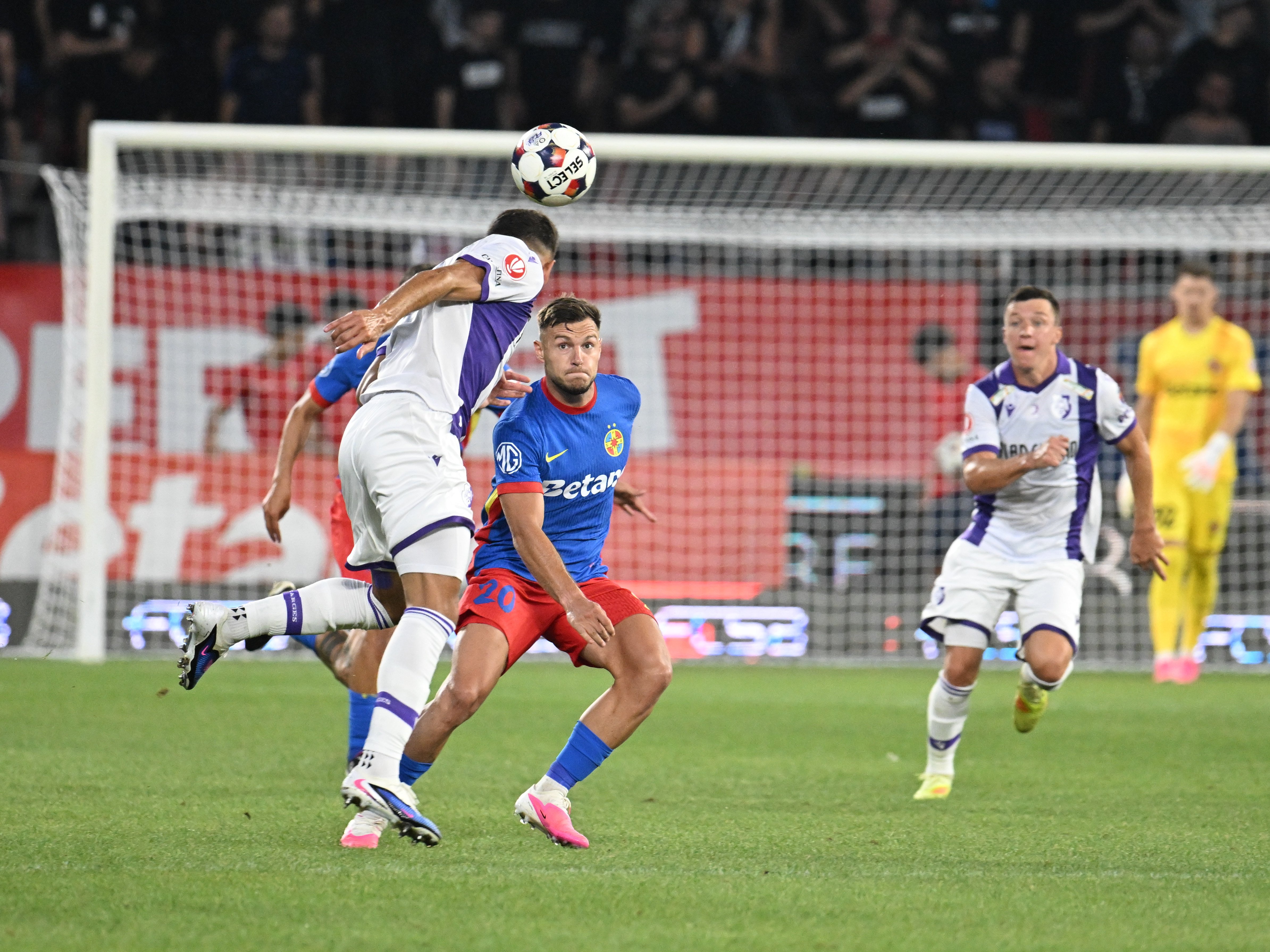 Gigi Becali l-a făcut praf pe Dennis Politic după doar 45 de minute jucate de la revenirea la FCSB: „Fricos”