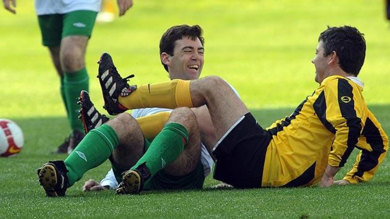 Andy Burnham, noul prim-ministru al Marii Britanii, este fotbalist! Cum s-a descurcat în fața fostei campioane din Premier League