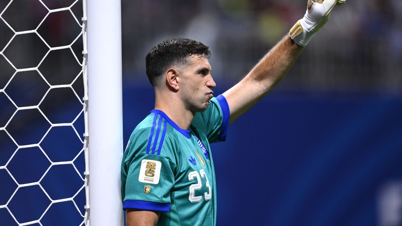 „Doar lașii joacă înapoi!” Discursul înflăcărat ținut de Emiliano Martinez în fața colegilor la pauza finalei CM