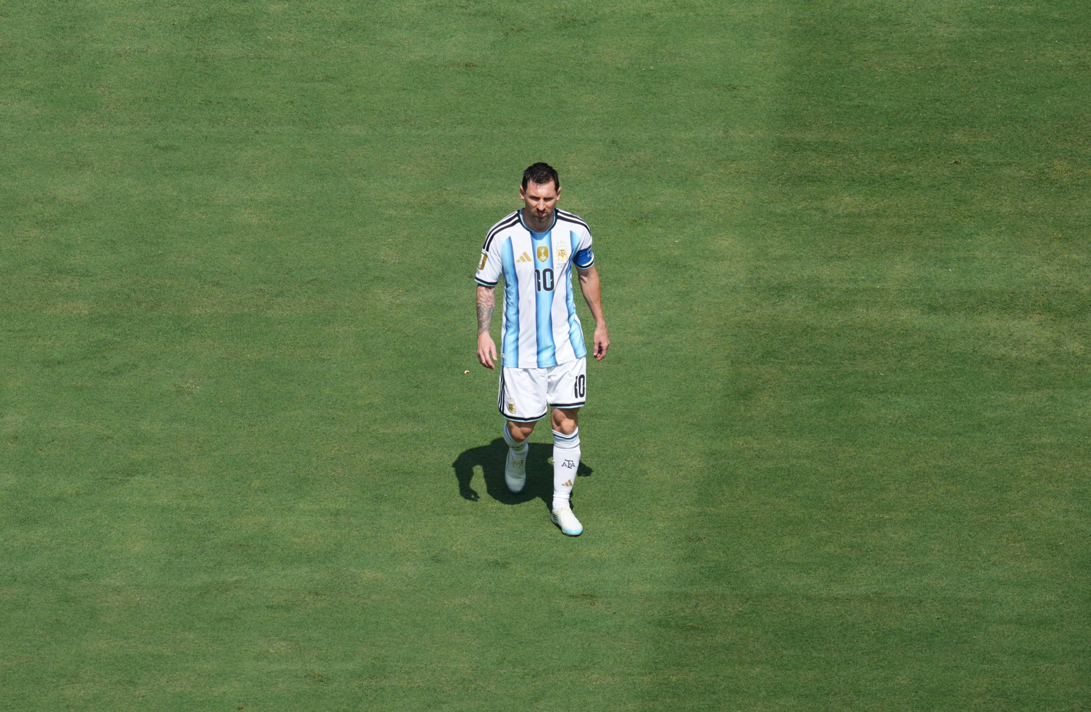 Leo Messi l-a egalat pe marele Pele