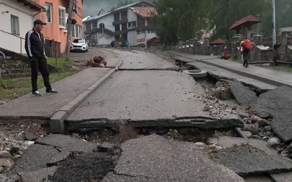 Bușteniul a fost distrus de viitura extraordinară. Șuvoaiele au săpat în asfalt și au măturat totul în cale