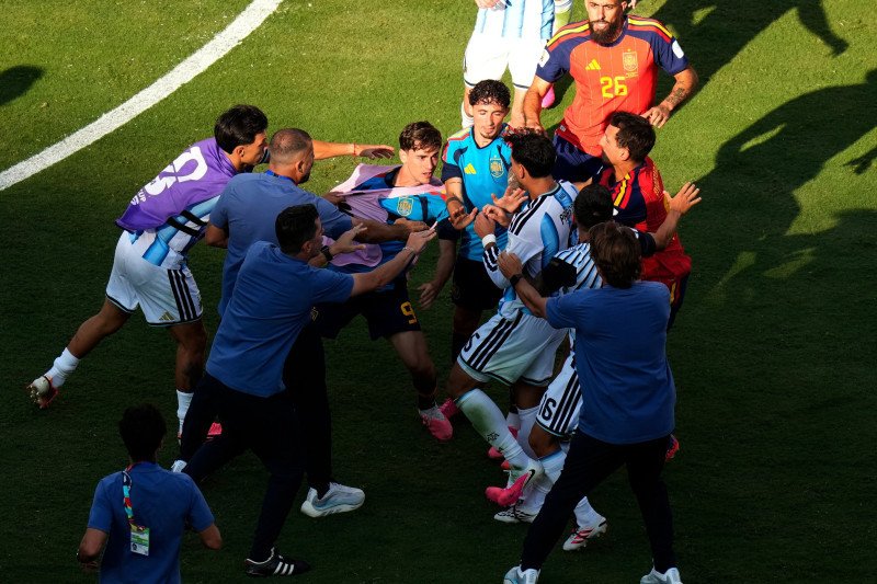 Noi imagini șocante din bătaia de după Spania - Argentina! Antrenorul secund Roberto Ayala l-a lovit pe Dani Olmo