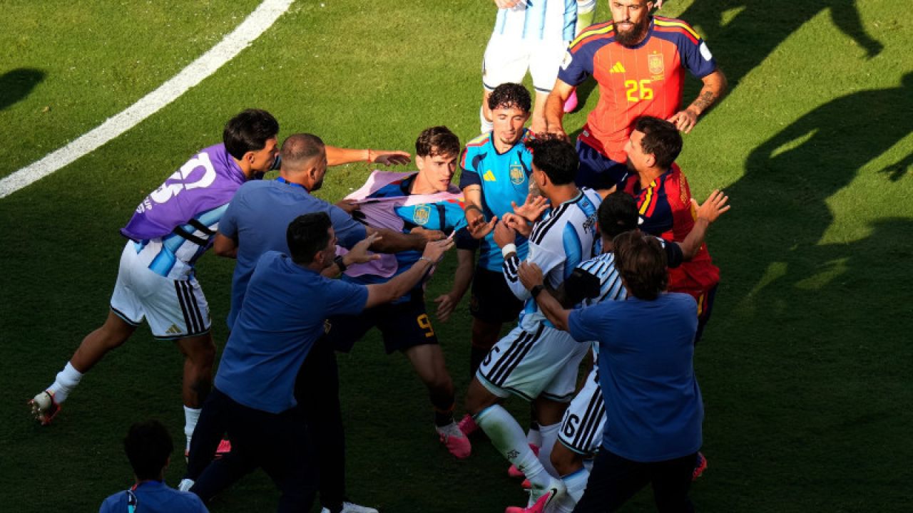 Noi imagini șocante din bătaia de după Spania - Argentina! Antrenorul secund Roberto Ayala l-a lovit pe Dani Olmo
