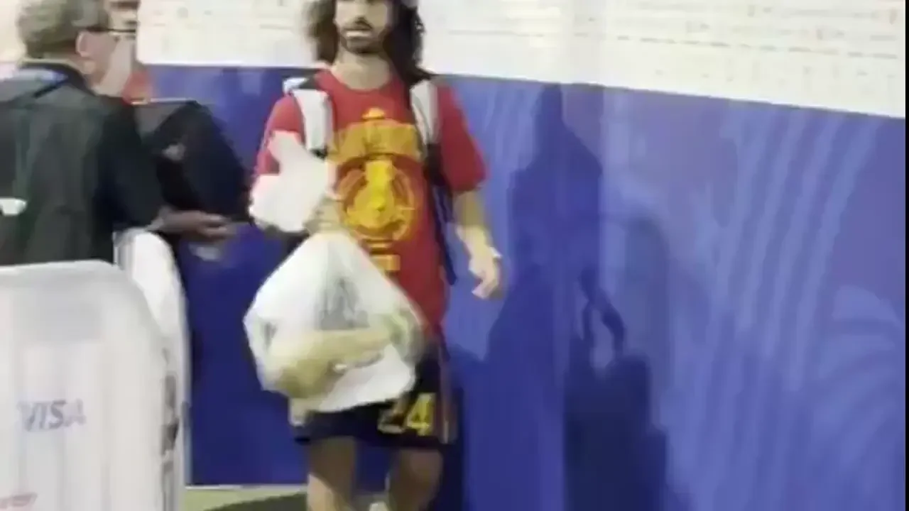 Cucurella a plecat cu trofeul Cupei Mondiale într-o pungă de plastic? Imaginile au devenit instant virale
