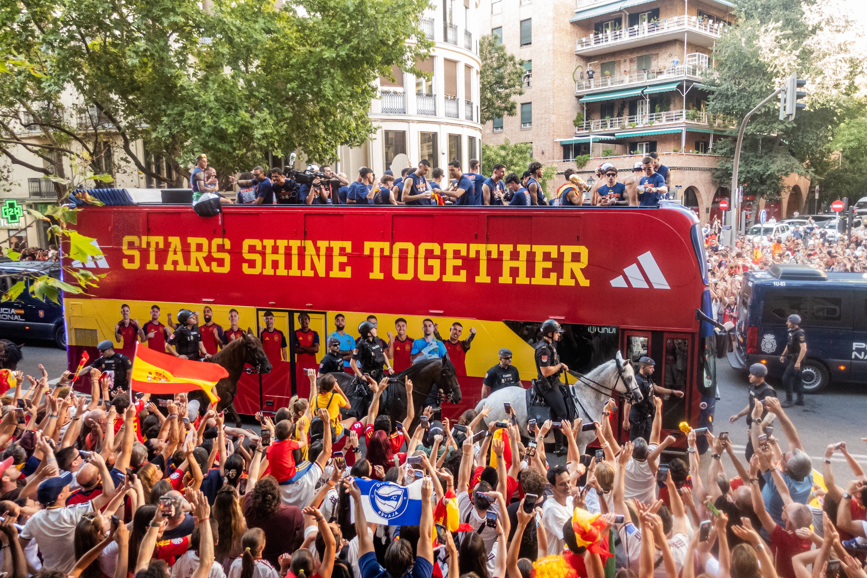 Fiesta ca în filme la Madrid! Peste un milion de oameni, alături de campionii lui Luis de la Fuente
