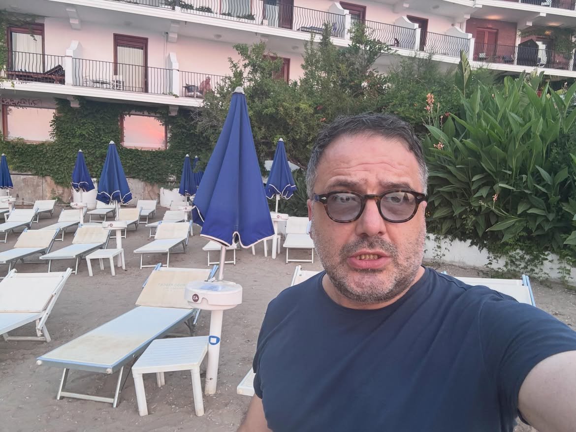 Jurnalist sportiv executat în stil mafiot în Italia. A fost împușcat și incendiat