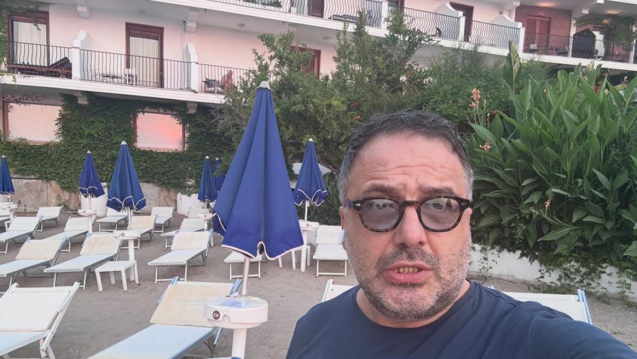 Jurnalist sportiv executat în stil mafiot în Italia. A fost împușcat și incendiat