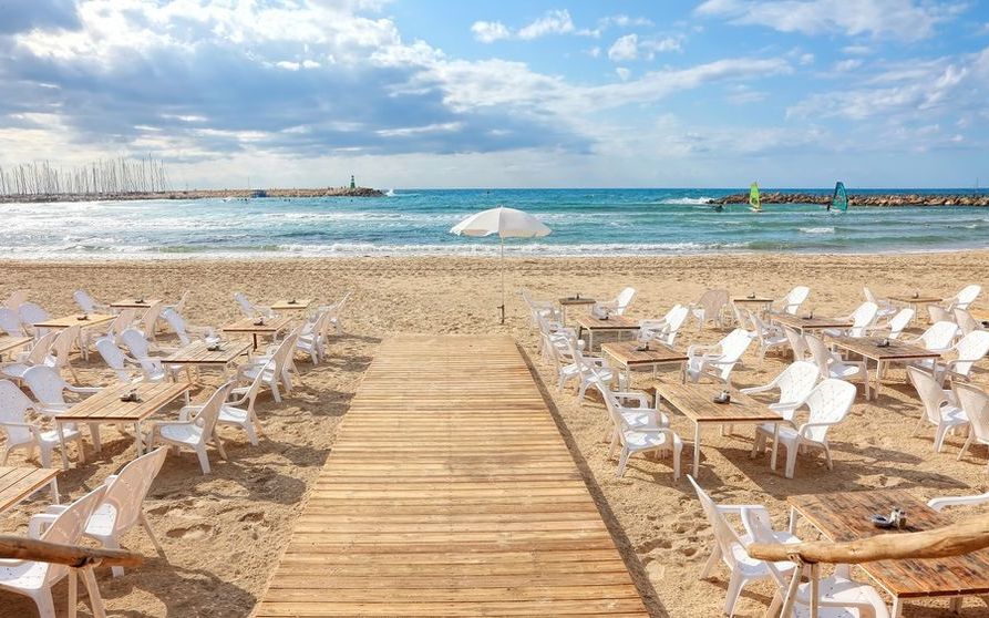 Cât a plătit un turist pentru un prânz de o persoană la Mamaia. Suma de pe bon a uimit internetul