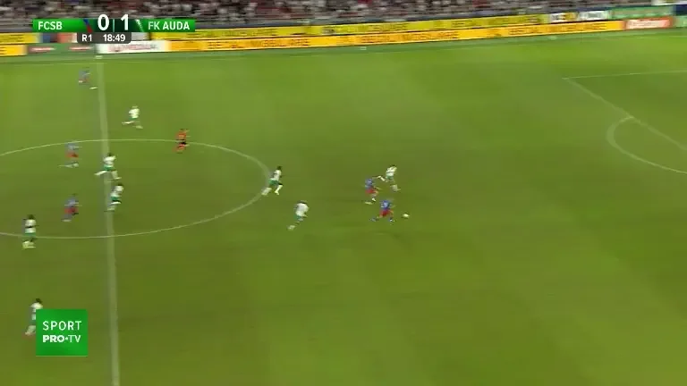 Daniel Bîrligea este oprit ca la handbal, în drumul către gol, de portarul advers în FCSB - Auda (Pro TV și VOYO)