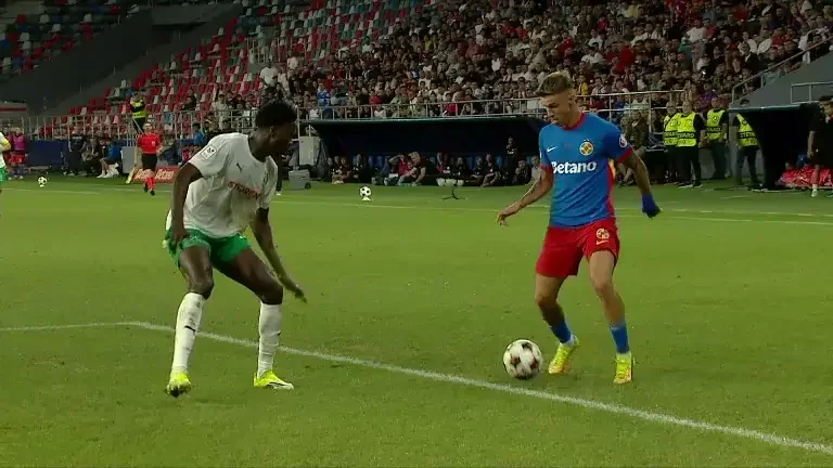 Reluările confirmă că Octavian Popescu a fost călcat, în careul advers, în FCSB - Auda (Pro TV și VOYO)