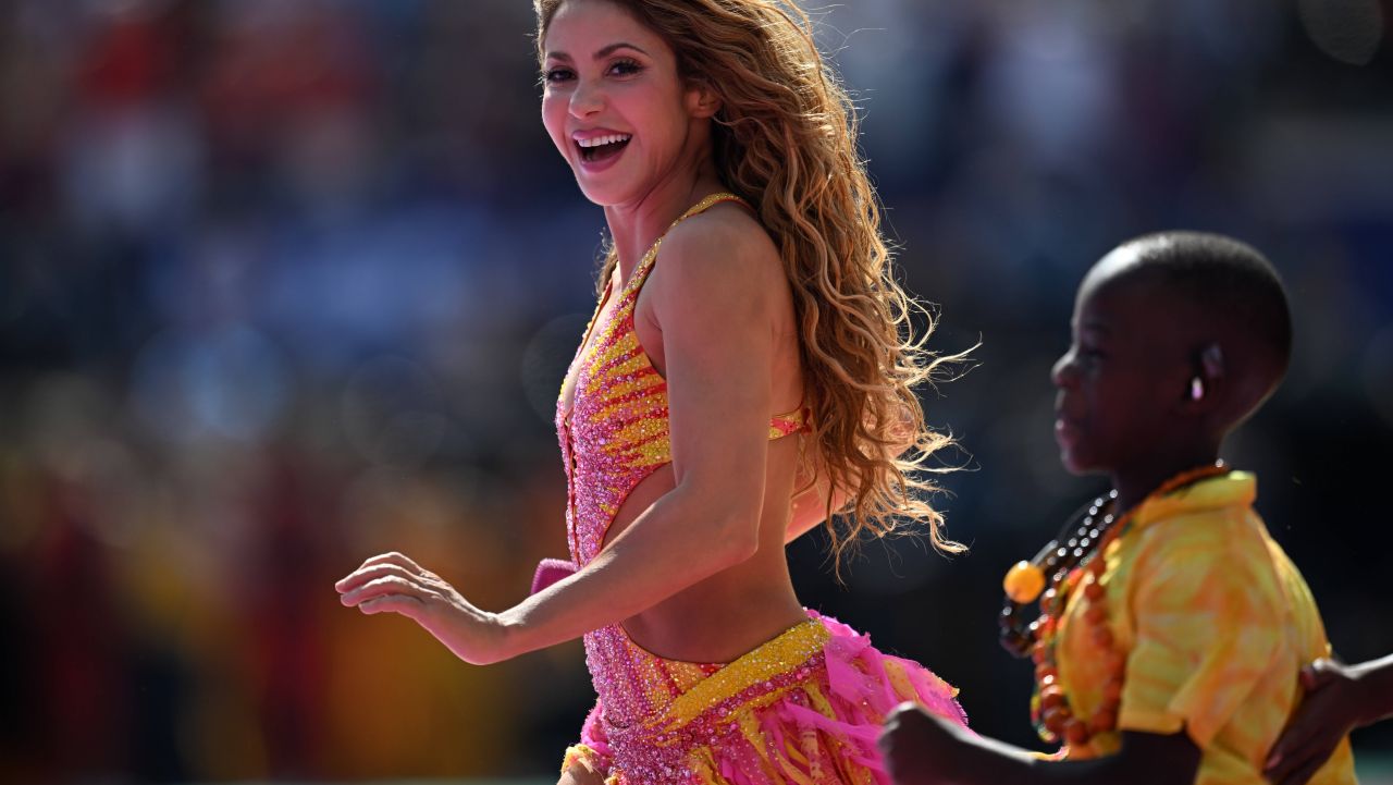 O româncă a îmbrăcat dansatorii Shakirei la show-ul de la finala Cupei Mondiale!