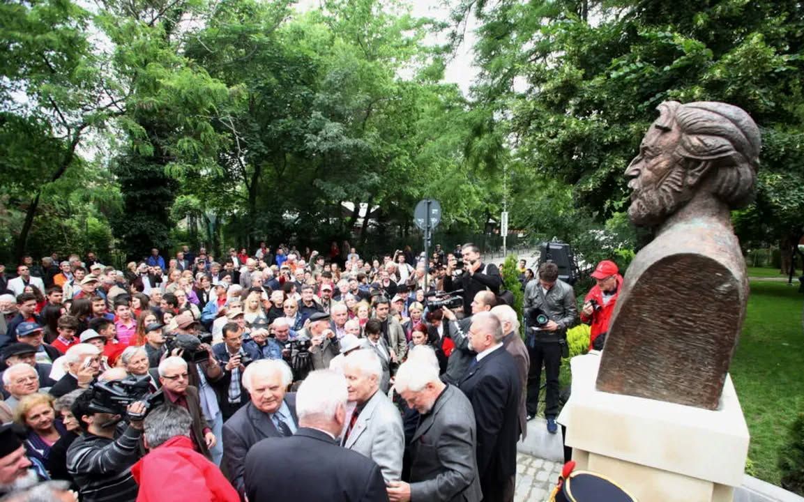 Monumentul lui Adrian Păunescu din Grădina Icoanei ar putea fi retras din spațiul public. Care e motivul