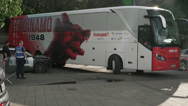 Dinamo a ajuns la stadion! Fanii i-au așteptat pe ”câini”. Meciul cu Universitatea Craiova e de la 20:30 LIVE TEXT și pe Sport.ro