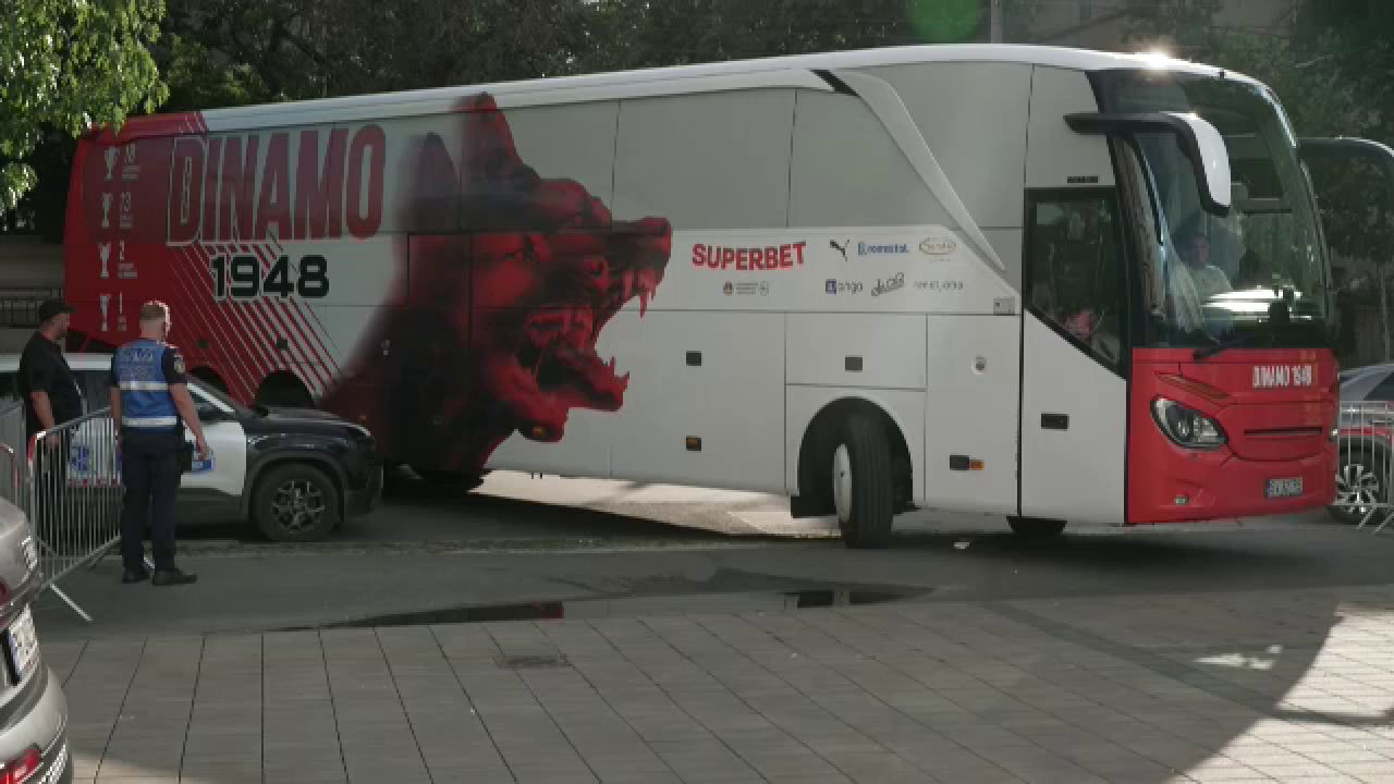 Dinamo a ajuns la stadion! Fanii i-au așteptat pe ”câini”. Meciul cu Universitatea Craiova e de la 20:30 LIVE TEXT și pe Sport.ro
