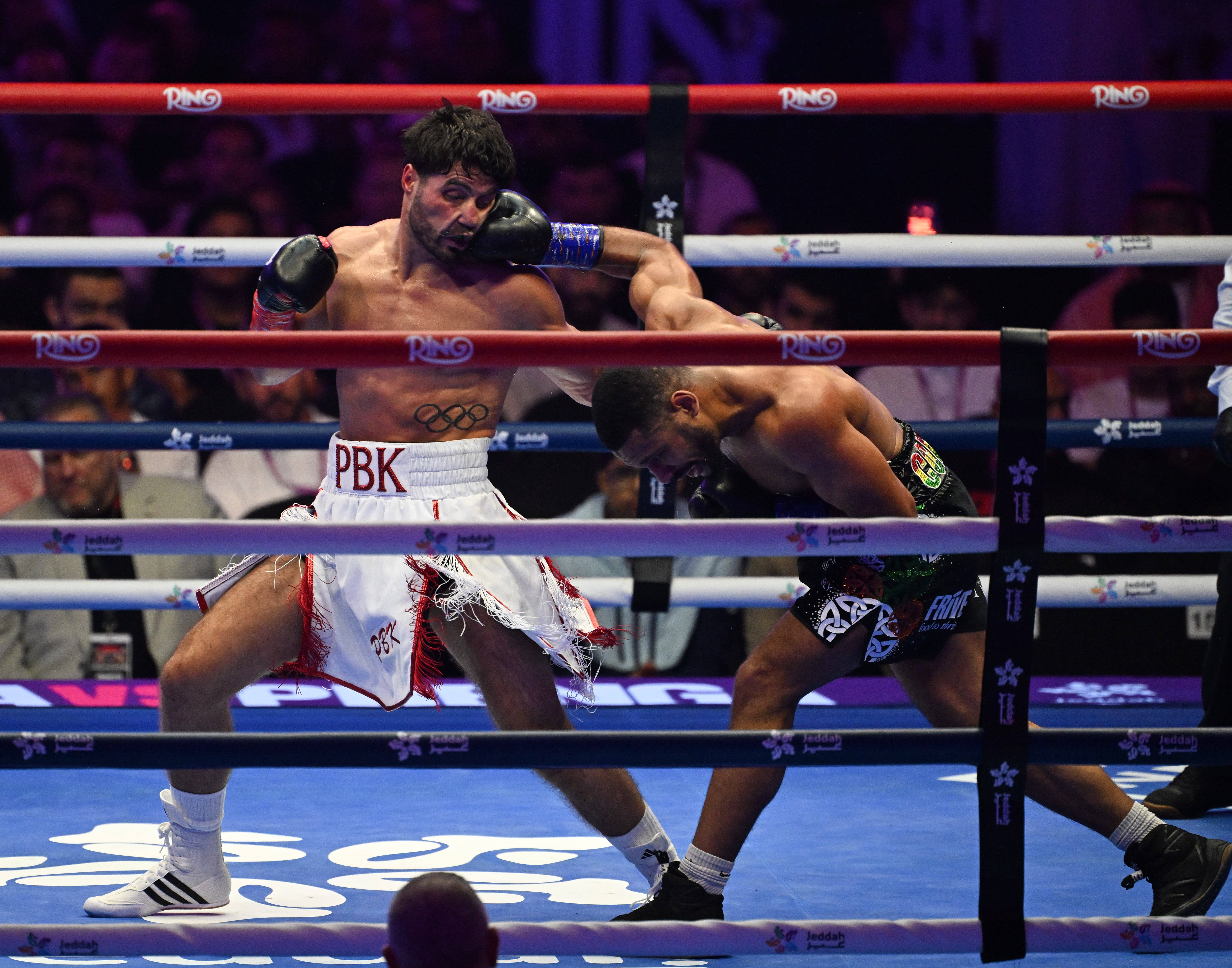 Anthony Joshua l-a făcut KO pe Kristian Prenga în runda a doua