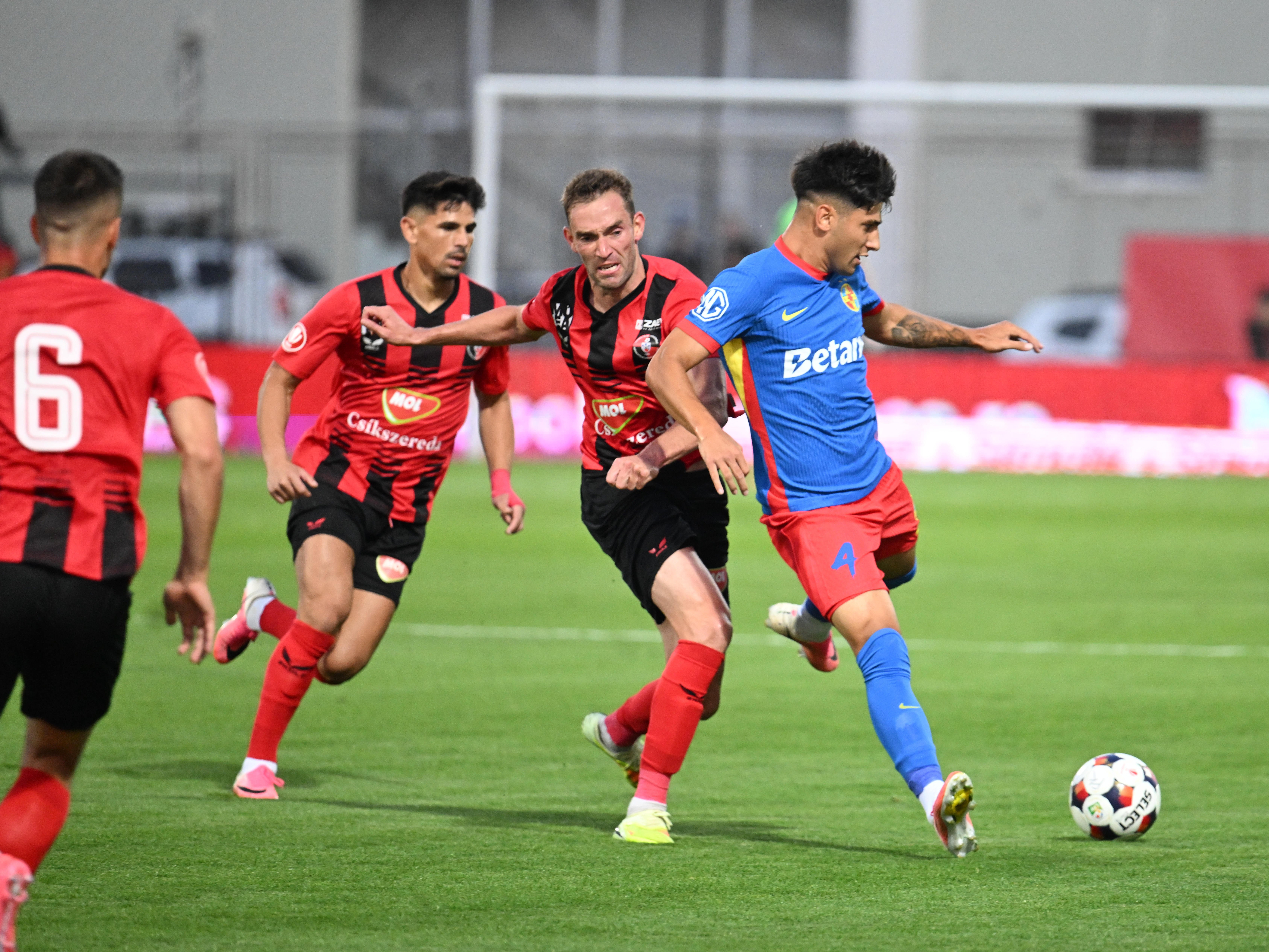 FK Csikszereda - FCSB 0-2, ACUM pe Sport.ro! GOOL: Dennis Politic înscrie cu mult noroc