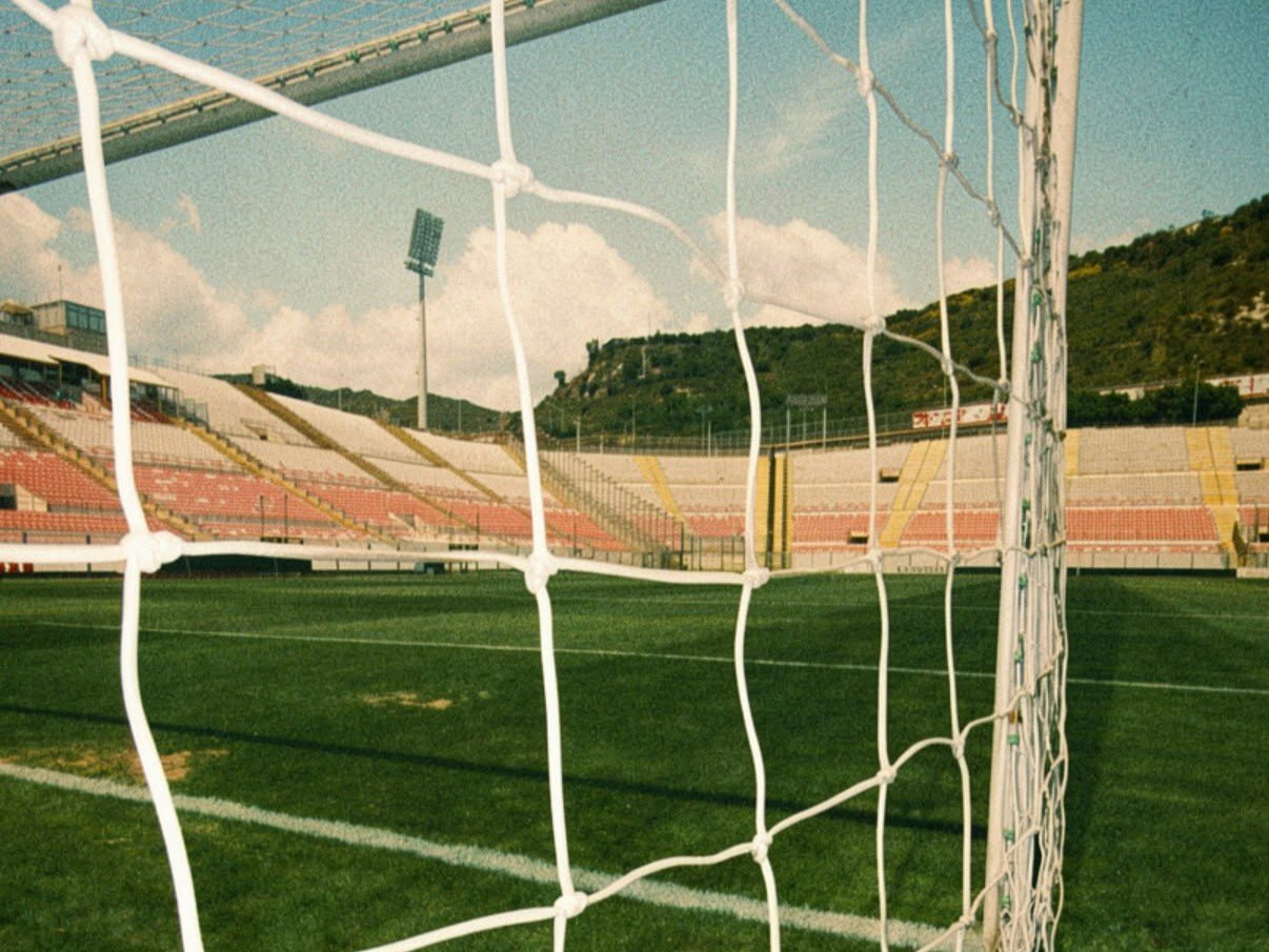 Un fotbalist român a semnat cu una dintre cele mai importante echipe din Sicilia