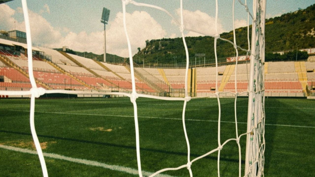 Un fotbalist român a semnat cu una dintre cele mai importante echipe din Sicilia