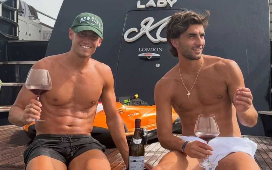 Ferran Torres și Marcos Llorente, surprinși de paparazzi în ipostaze tandre pe un iaht din Ibiza, după câștigarea Campionatului Mondial. Imaginile au stârnit controverse în rândul fanilor