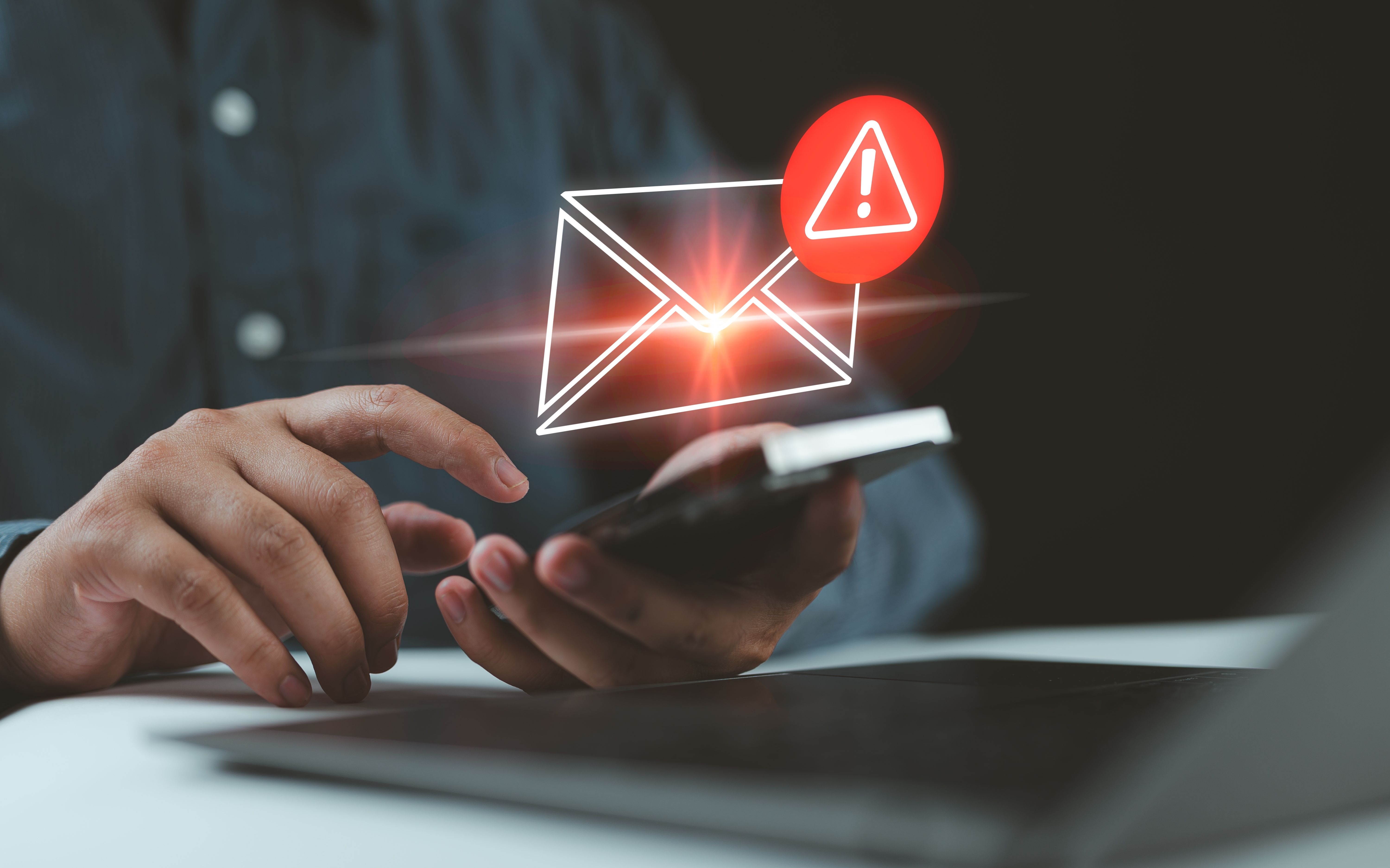 ATENȚIE! Ai primit un SMS despre o amendă rutieră? Nu apăsa pe link! Metoda de înșelătorie care face victime în România
