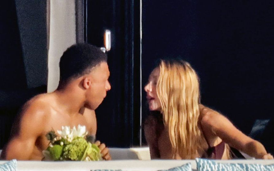 Kylian Mbappe, vacanță de lux în Sardinia alături de iubita lui! Ester Exposito a făcut furori în costum de baie pe iaht
