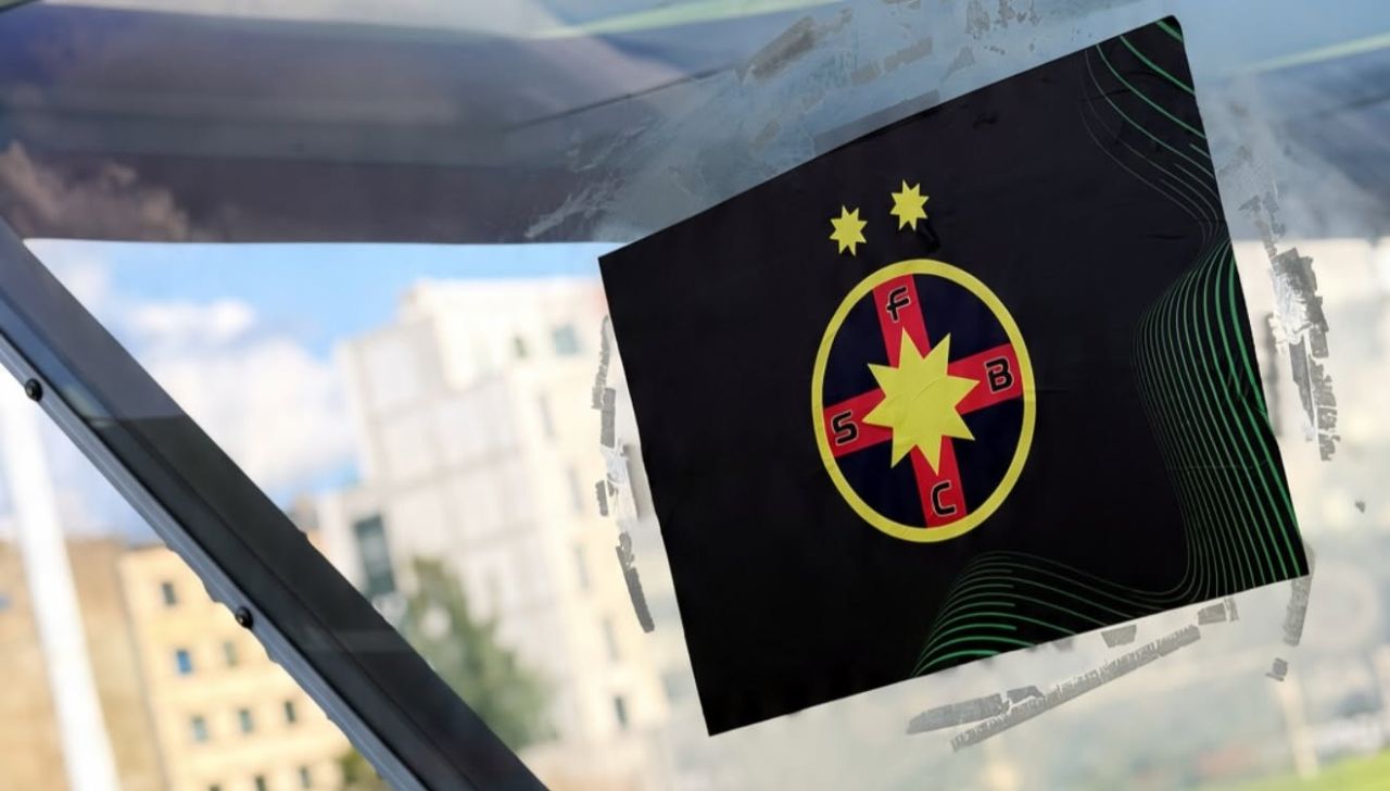 Jucători FCSB sosind la stadionul din Riga pentru meci tur cu FK Auda, în timp ce Dan Petrescu oferă opinia despre calificare. | sursa foto: Sport.ro Jucători FCSB sosind la stadionul din Riga pentru meci tur cu FK Auda, în timp ce Dan Petrescu oferă opinia despre calificare. | sursa foto: Sport.ro