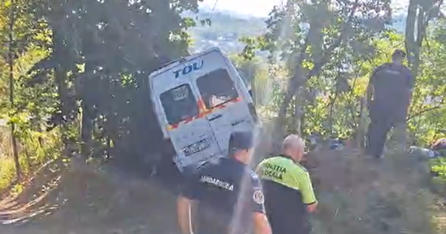 Microbuzul lui Dinamo a ieșit de pe carosabil și a intrat violent într-un copac! Adrian Ropotan a fost resuscitat. Un om a murit