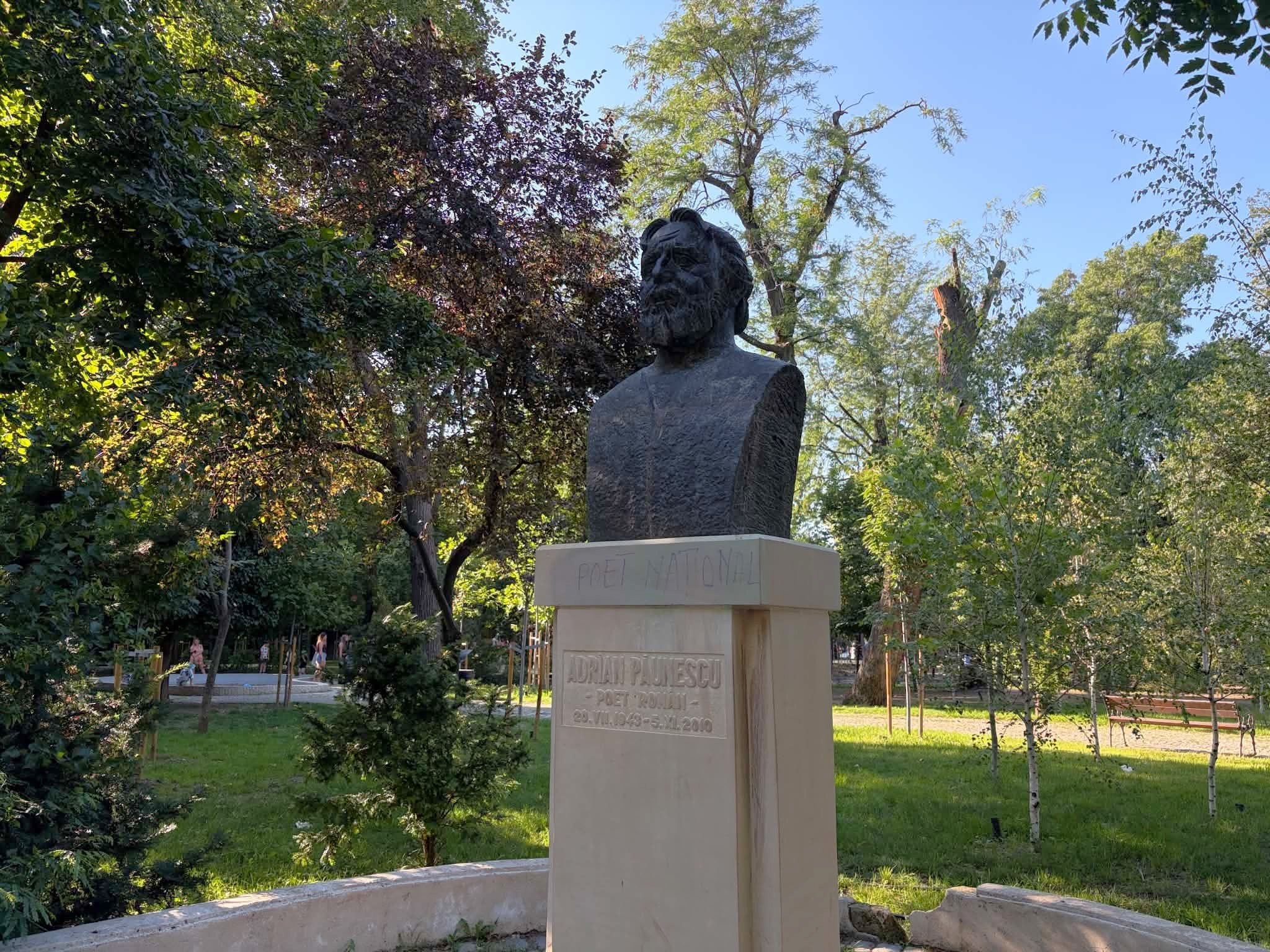 Statuia poetului care a compus imnurile Craiovei și Rapidului ar putea fi demolată!