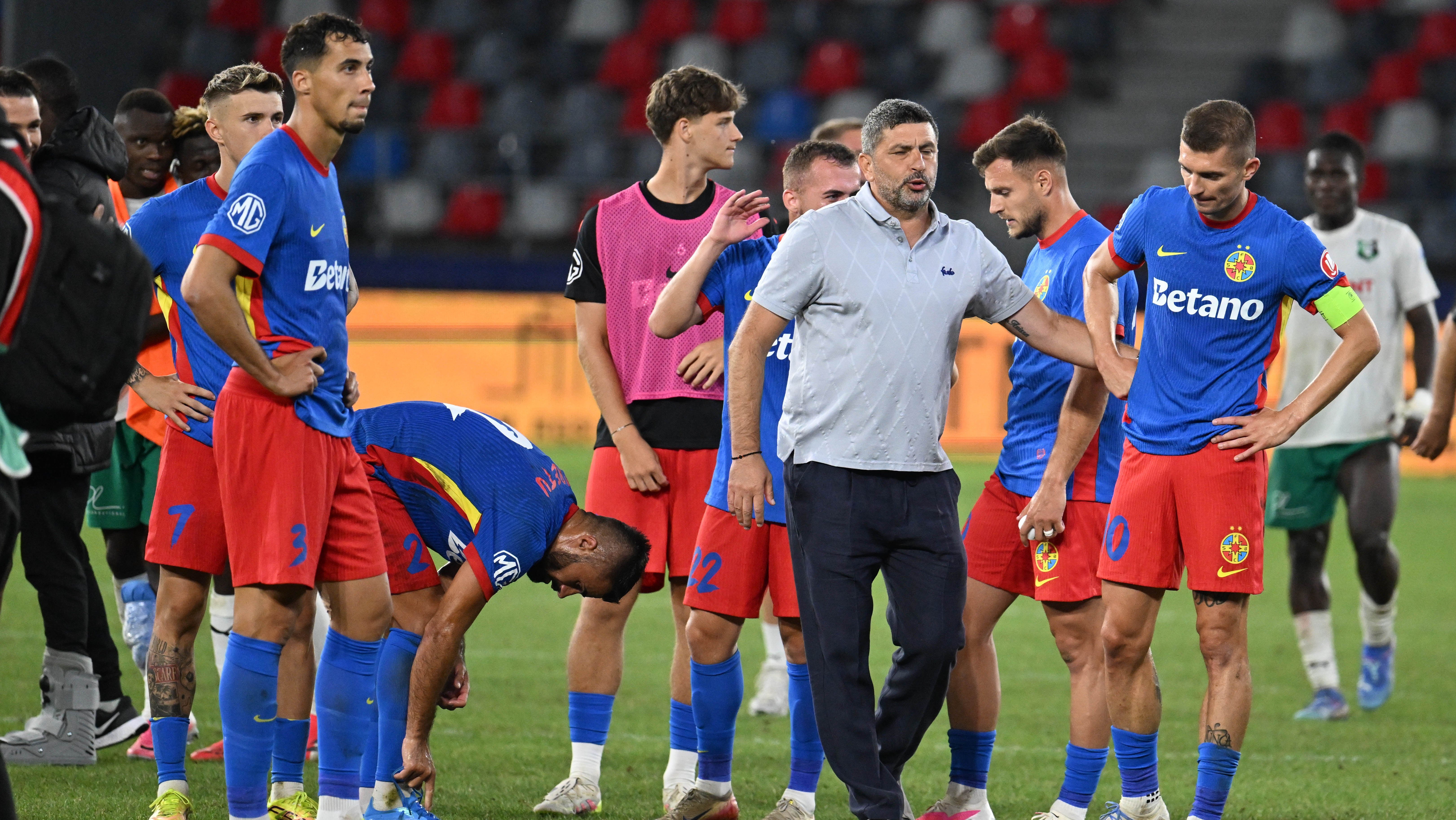 Răscoală la FCSB?! „Ne trebuie un antrenor, nu analiști de la televizor”