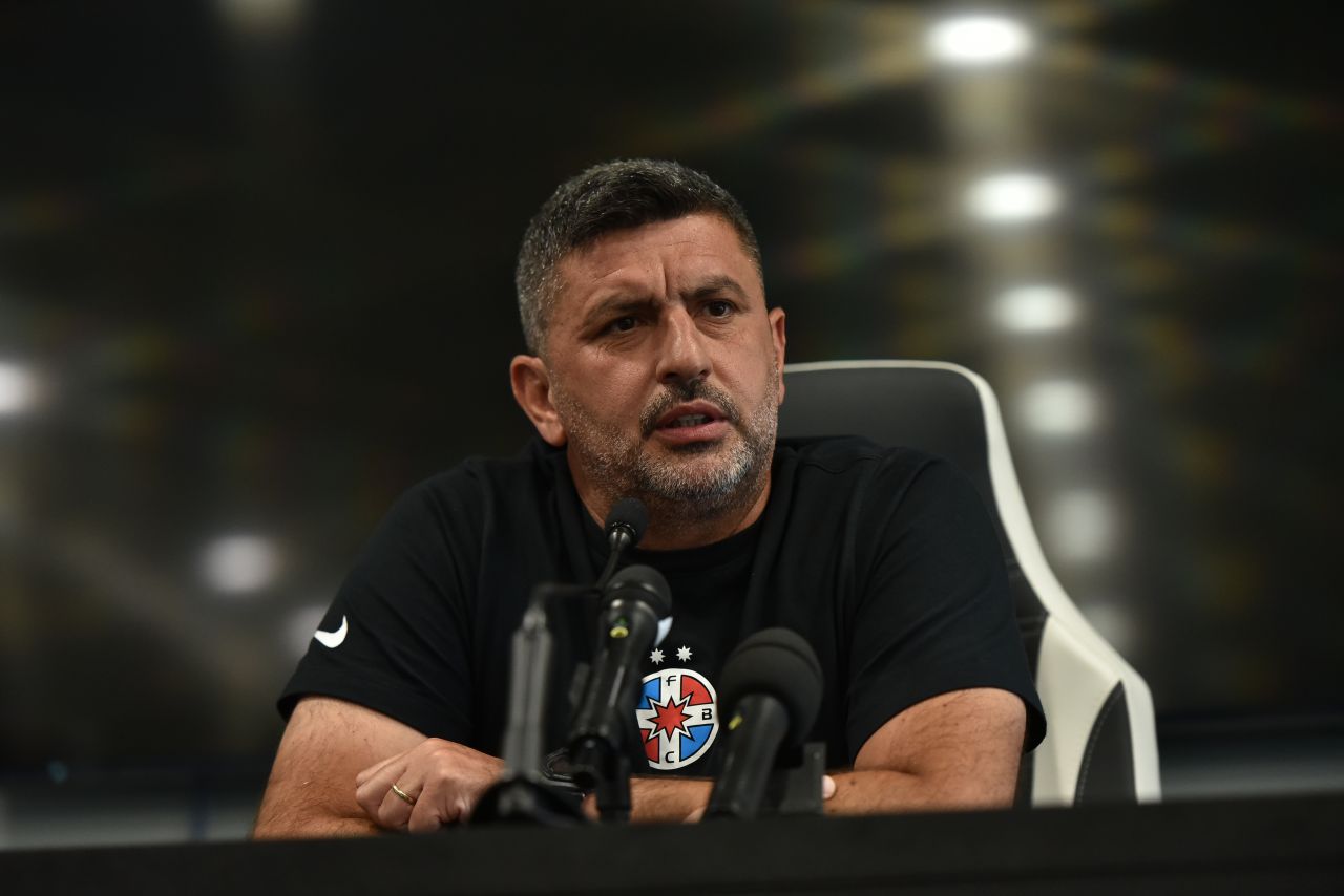 Mihai Stoica vorbind la conferința de presă despre FCSB eliminare Conference League și susținând că Marius Baciu demisie nu este justificată | sursa foto: Sport.ro Mihai Stoica vorbind la conferința de presă despre FCSB eliminare Conference League și susținând că Marius Baciu demisie nu este justificată | sursa foto: Sport.ro