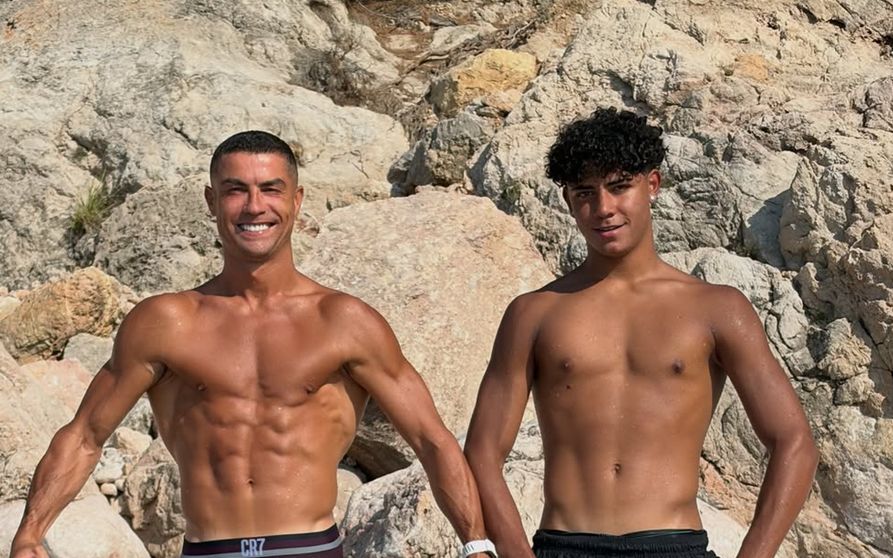 Cristiano Ronaldo, întrecut de fiul său la înălțime, dar nu și la „pătrățele”. Replica amuzantă a fotbalistului și poza de 13 milioane de like-uri