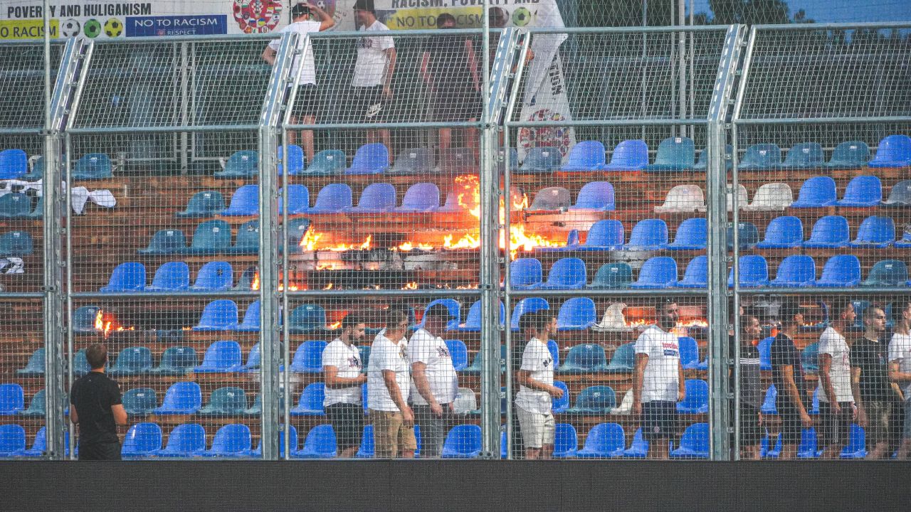 Scene incredibile! Au dat foc stadionului și a urmat haosul: ”Nu cumpărați bilete la ei”