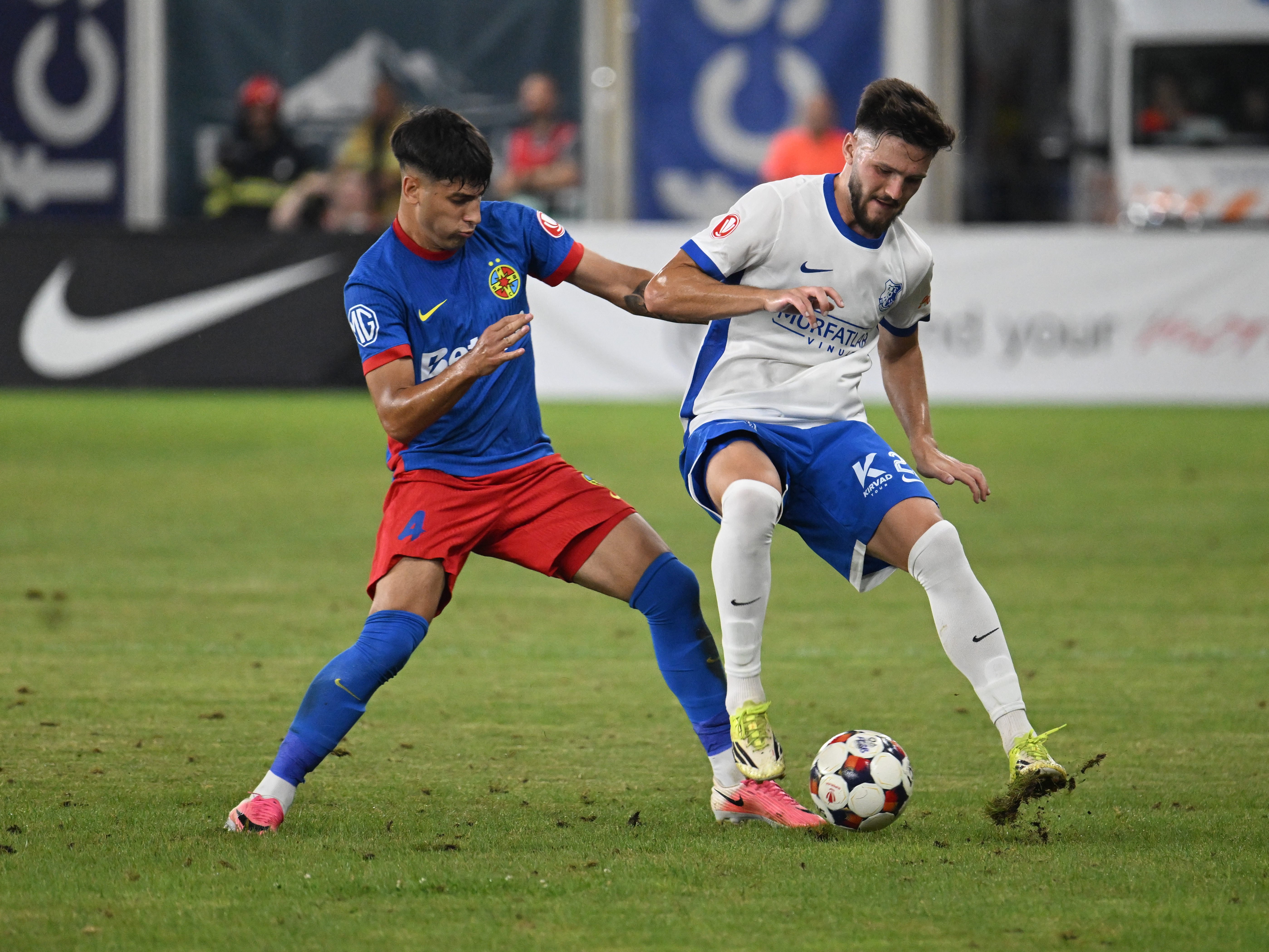 Câte schimbări a făcut FCSB la pauza meciului cu Farul